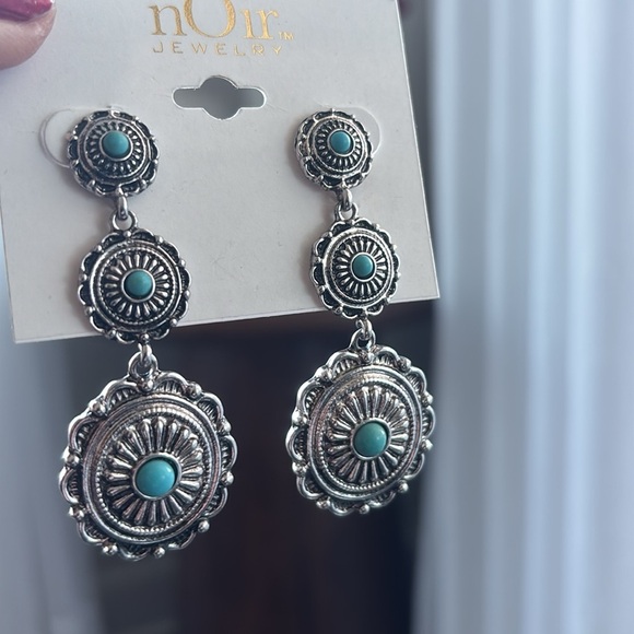 nOirJewelry post earrings, 3 row silver tone conchos w/faux turquoise stones - Picture 5 of 6